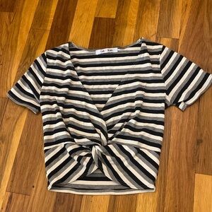 Gab & Kate Women’s Black and White Striped V-Neck T-Shirt Size S